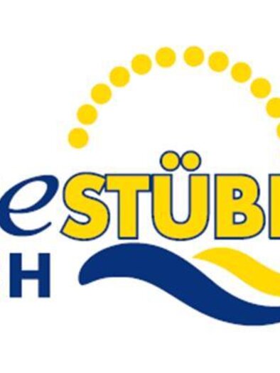Ein farbenfrohes Logo für "seeStübel Aich". Es zeigt Sonnenstrahlen und Wellen, was eine entspannte Atmosphäre vermittelt. | © Seestüberl Aich