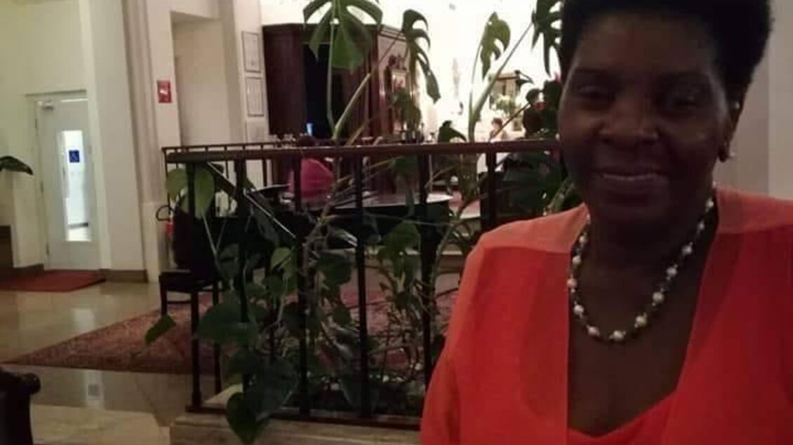 Eine Frau in einem eleganten Restaurant sitzt am Tisch. Im Hintergrund sind Pflanzen und eine hübsche Beleuchtung zu sehen. | © Maria Kienreich