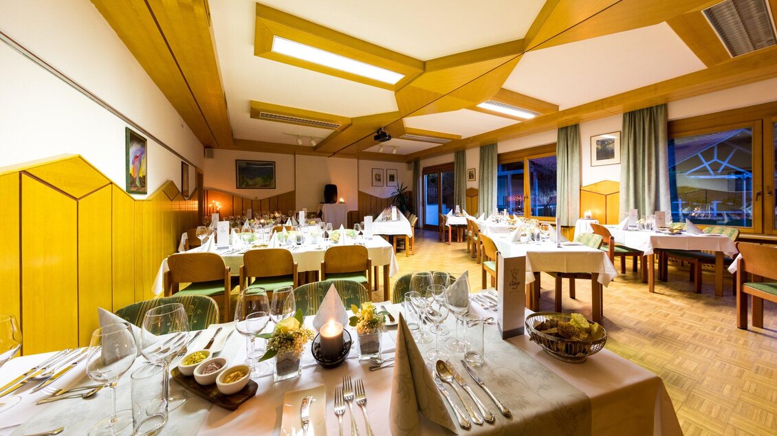 Ein elegantes Restaurant mit Tischgedecken und dekorativen Elementen. Helle Fenster sorgen für eine angenehme Atmosphäre. | © TV Region Graz - Harry Schiffer
