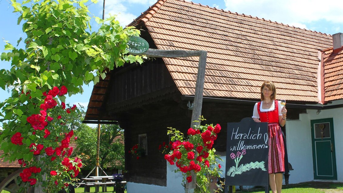 Chefin Monika vorm Eingang zur Berglermühle | © Sepp's Berglermühle