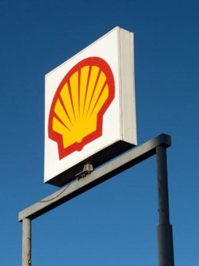 Ein Shell-Schild vor klarem blauen Himmel. Das Logo zeigt eine gelbe Muschel auf rotem Hintergrund. | © Shell