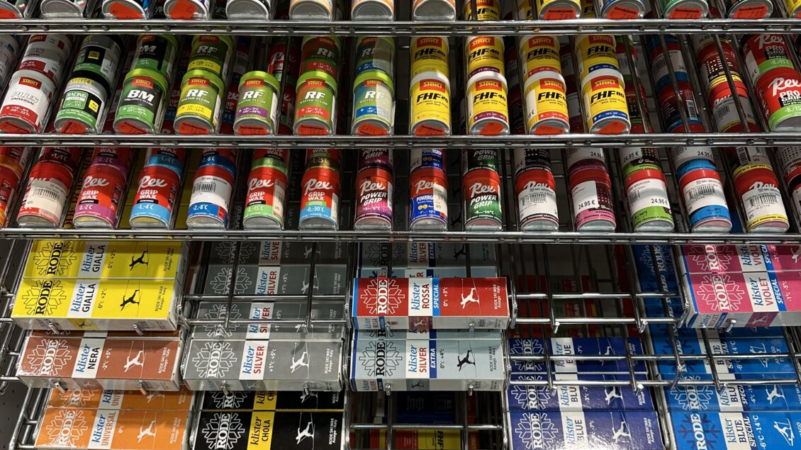 Ein Regal voller bunter Dosen und Verpackungen. Die Produkte sind sortiert und übersichtlich angeordnet. | © SkiWilly