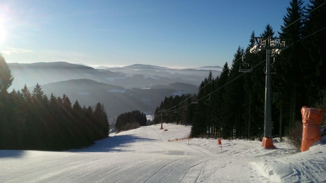 Pistenbereich mit Aussicht beim Schilift Haueregg. | © Ski-Waldheimat Hauereck