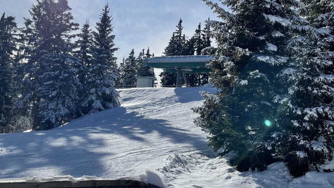 Die Bergstation vom Schilift Hauereck von der Sonnenhütte aus zu sehen. | © Oststeiermark Tourismus