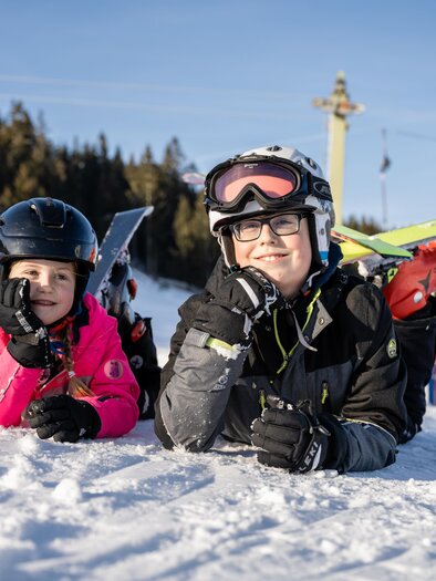 Skilift Rettenegg_Kinder mit Ski_Oststeiermark | © Tourismusverband Oststeiermark