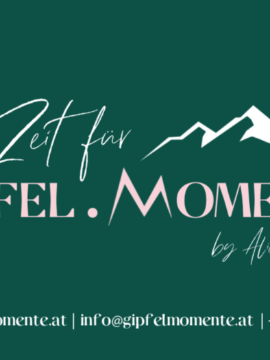 An elegant logo for "Gipfel.Momente" by Alice Hoffbauer. It features the lettering on a green background with mountain symbols. | © Gipfelmomente