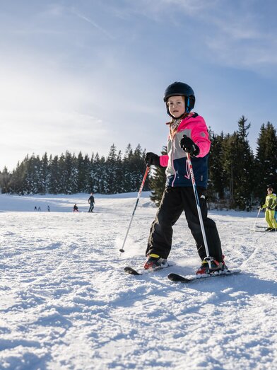 Skiverleih_Kinder beim Skifahren_Oststeiermark | © Tourismusverband Oststeiermark | Klaus Ranger | © Tourismusverband Oststeiermark