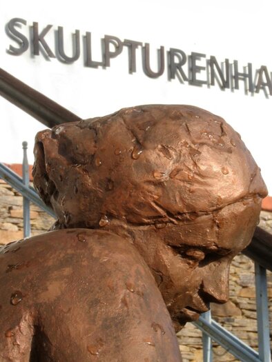 Skulptur beim Stiegenaufgang | © Skulpturenhaus Hortensia