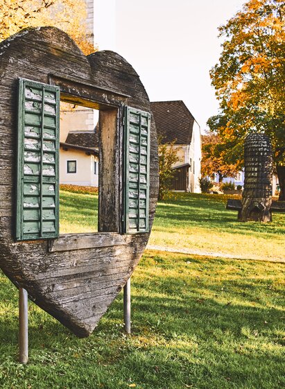 Herzförmige Holzskulptur mit Fenster | Armin Walcher | © Armin Walcher