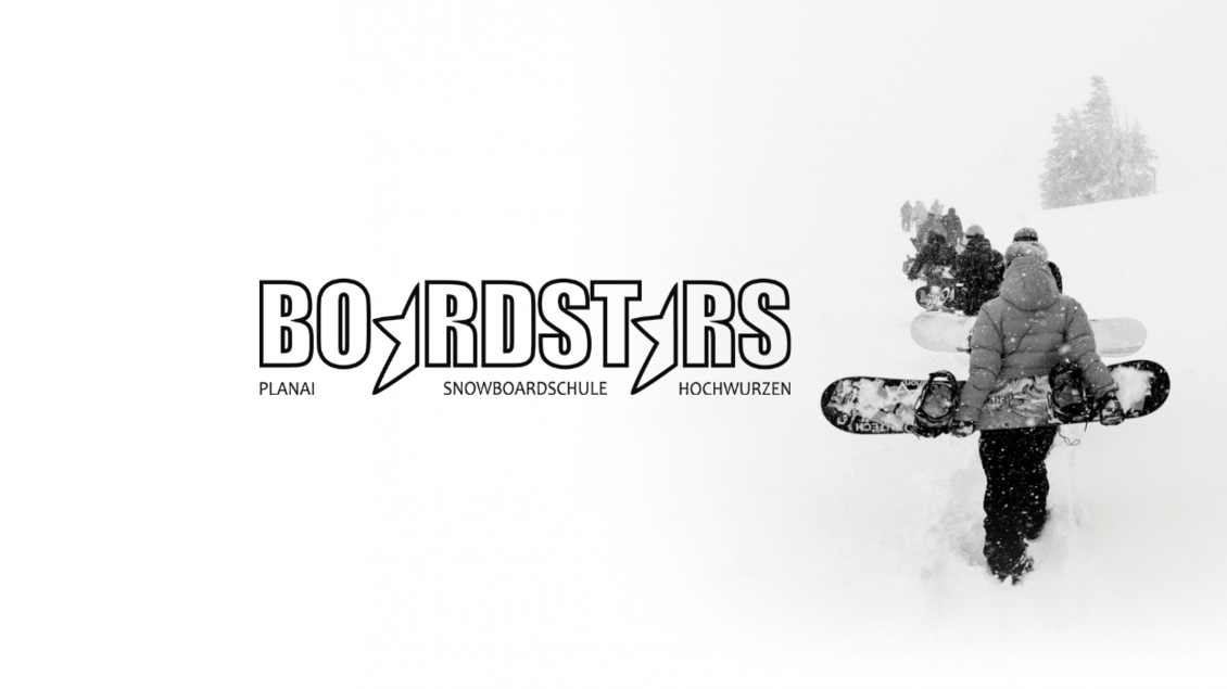 Eine Gruppe von Snowboardern wandert durch den Schnee. Im Hintergrund sind verschneite Bäume und eine winterliche Landschaft zu sehen. | © Boardstars