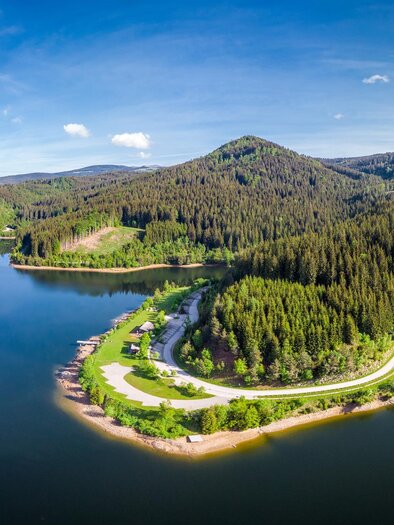 A beautiful lake surrounded by green forests and gentle hills. A winding path runs along the shore and offers an idyllic view. | © Marktgemeinde Eibiswald
