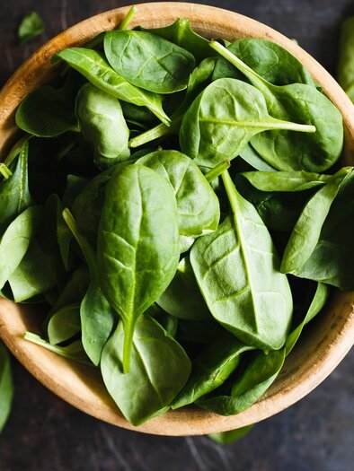A bowl of fresh spinach. The leaves are green and juicy. | © Pixabay