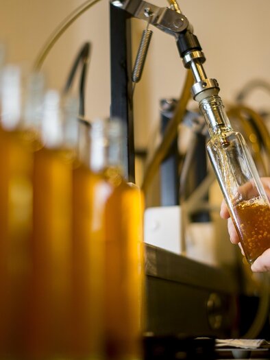 Vinegar manufactory_Bottling_Eastern Styria | © Essigmanufaktur Oswald / Schaffer