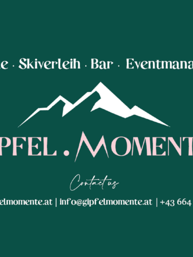 Das Bild zeigt eine elegante Werbebeilage für "GIPFEL. MOMENTE" mit Informationen über eine Skischule, Skiverleih und Eventmanagement. Die grafischen Elemente umfassen stilisierte Berge und eine ansprechende Schriftart auf einem dunklen Hintergrund. | © Gipfelmomente GmbH