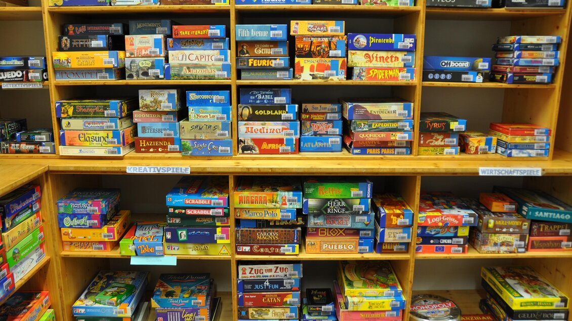 Ein Bücherregal voller Brettspiele in bunten Boxen. Die Spiele sind ordentlich angeordnet und gut sichtbar. | © Stadtgemeinde Bad Aussee