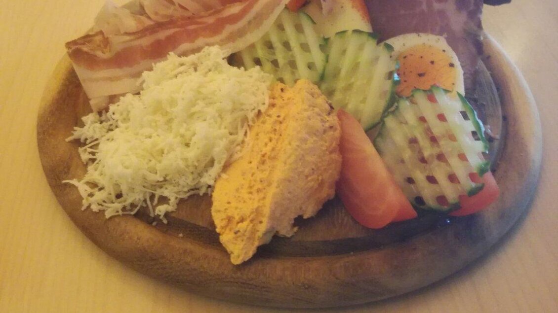 Eine rustikale Platte mit Wurst, Käse, frischem Gemüse und Aufstrich. Das Essen ist ansprechend angerichtet und präsentiert eine Vielzahl von Farben und Texturen. | © Stadtheuriger Trofaiach