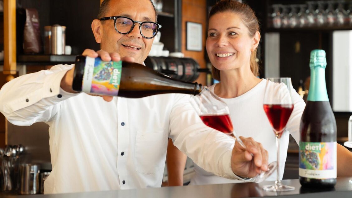 <p>Die Betreiber des Stadtkaffees Feldbach. Die Atmosphäre wirkt einladend und freundlich.</p> | © © Stadtgemeinde Feldbach