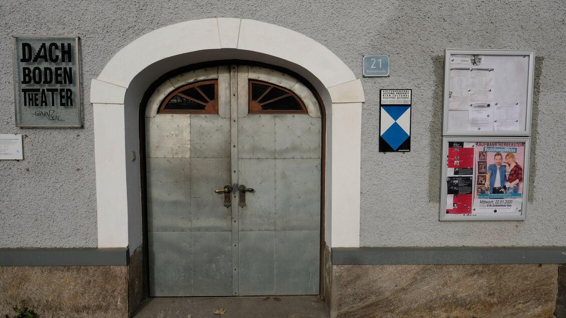 Eingangstür zum Dachbodentheater, Heimat v. Stainz | © Helmut Fladenhofer
