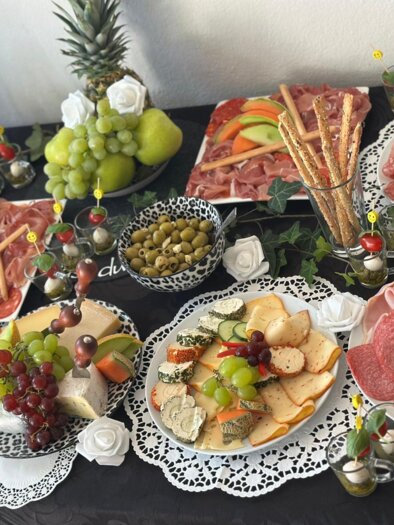 A beautifully arranged table with various snacks, types of sausage and cheese, as well as fresh fruit. The platters are lovingly decorated and invite you to enjoy. | © TV Südsteiermark - Elvira Kos-Czerniecki