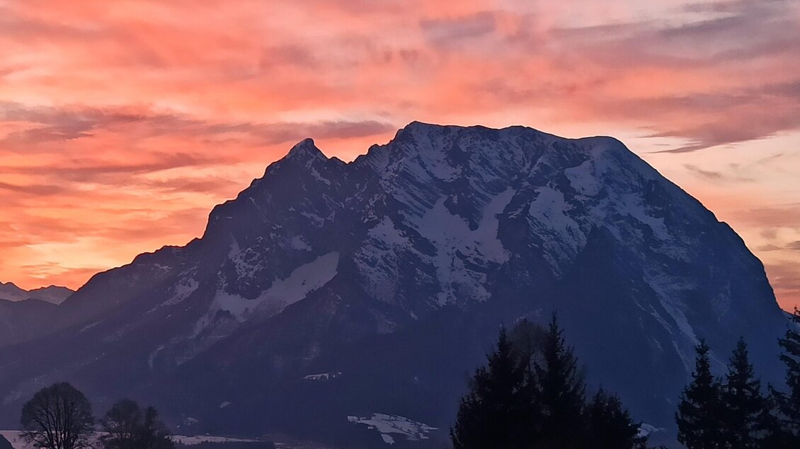 Ein beeindruckender Berg unter einem bunten Sonnenuntergang. Die Landschaft ist mit Schnee bedeckt und die Farben des Himmels verleihen der Szene eine besondere Stimmung. | © Landentwicklung Steiermark