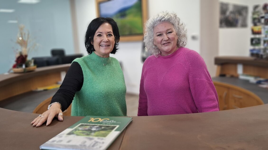 Eine freundliche Verkaufsumgebung mit zwei Frauen am Empfang. Im Hintergrund sind Regale mit verschiedenen Produkten sichtbar. | © Region Graz