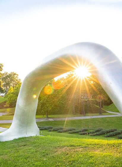 Österreichischer Skulpturenpark (c) Peter Weibel, | © Peter Weibel, Die Erdkugel als Koffer; Region Graz - Mias Photoart | MIAS PHOTOART    _MICHAELA PFLEGERR | © Peter Weibel, Die Erdkugel als Koffer; Region Graz - Mias Photoart