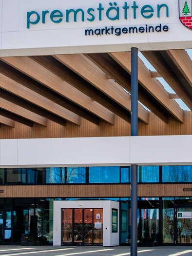 Ein modernes Gebäude mit Holzverkleidung und großen Fenstern. Darauf steht der Name „Premstätten Marktgemeinde“. | © Mias Photoart - Region Graz