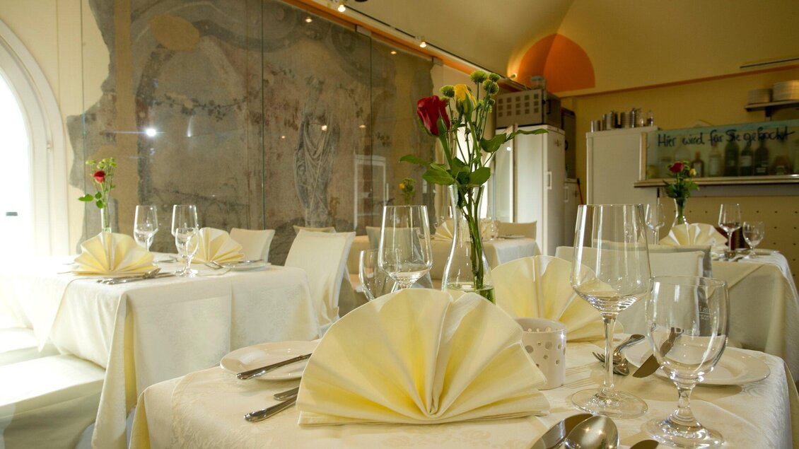 Ein elegantes Restaurant mit schön gedeckten Tischen und frischen Blumen. Die Atmosphäre ist hell und einladend. | © Starcke Haus- Werner Krug