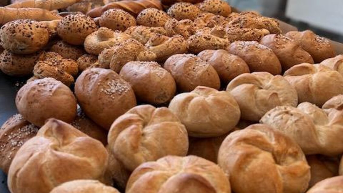 Ein Tisch voller frischer Brötchen in verschiedenen Sorten. Die Brötchen sind braun und goldbraun und laden zum Genießen ein. | © Steffl-Bäck Sebastian Knapp e.U.