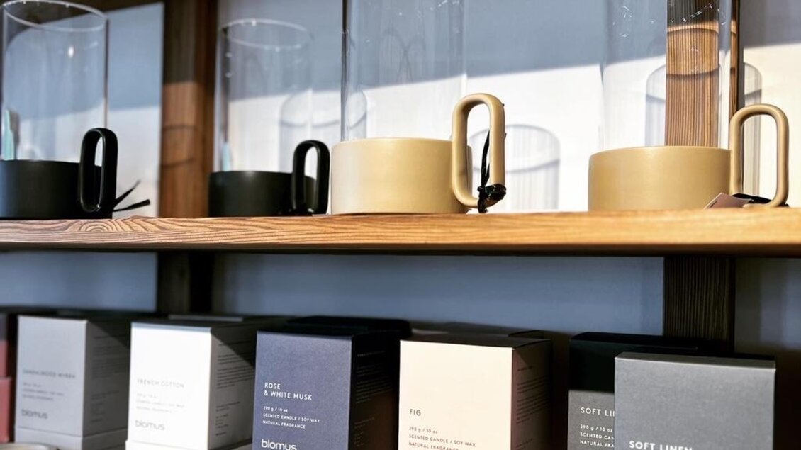 Elegante Kerzenständer und Duftkerzen auf einem Holzregal. Die Produkte sind in verschiedenen Farben und Formen angeordnet und schaffen eine stilvolle Atmosphäre. | © Steffl-Bäck Sebastian Knapp e.U.