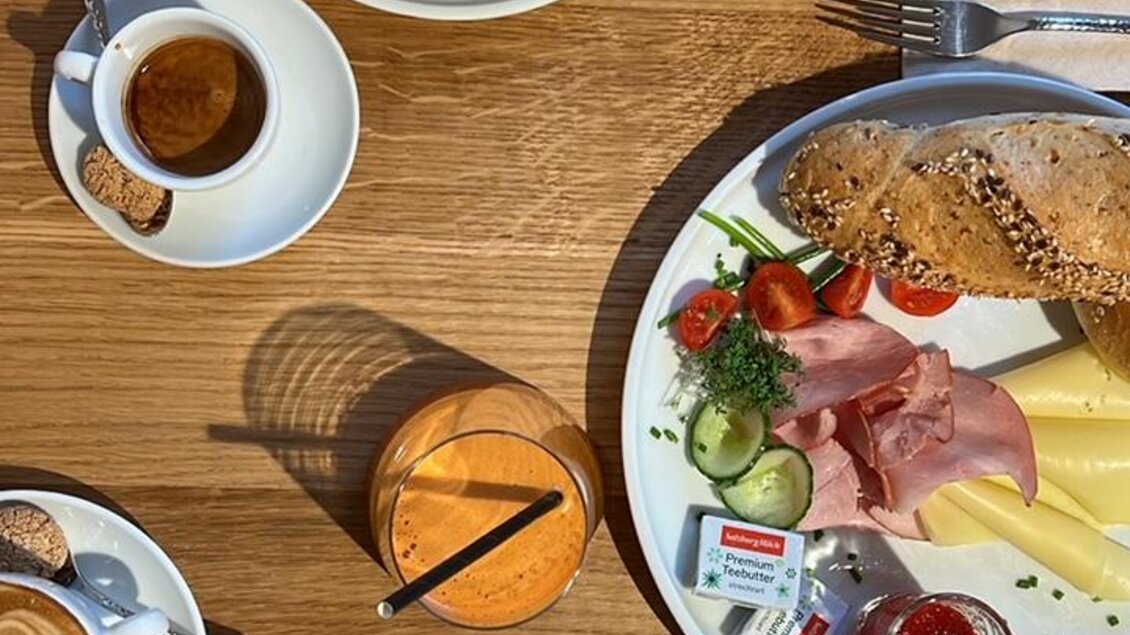 Ein Frühstückstisch mit verschiedenen Gerichten. Es gibt Müsli, frisches Obst, Aufschnitt, Brot und Getränke. | © Steffl-Bäck Sebastian Knapp