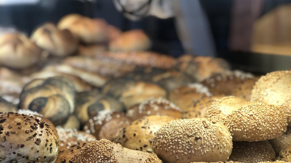 Eine Auswahl frischer Brötchen und süßer Teilchen in einer Bäckerei. Die Backwaren sind vielfältig und appetitlich präsentiert. | © Steffl-Bäck Sebastian Knapp