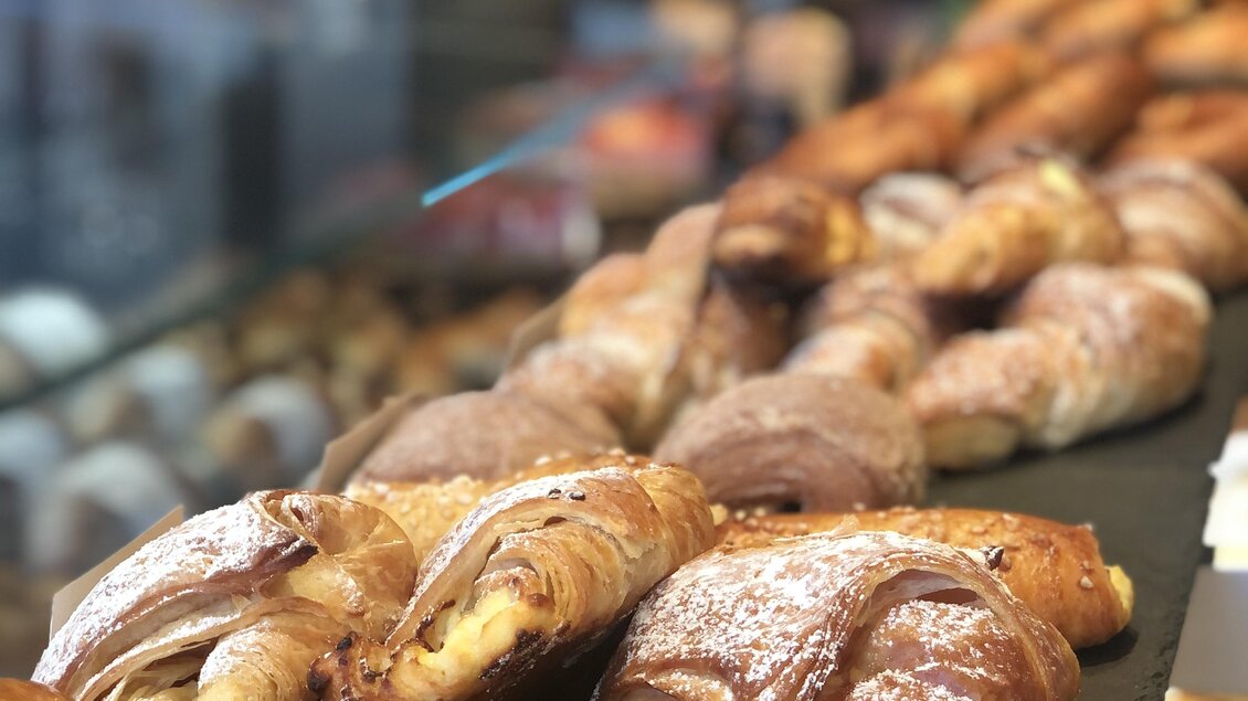 Eine Auswahl frischer Gebäckstücke in einer Bäckerei. Die Leckereien sind goldbraun und appetitlich angerichtet. | © Steffl-Bäck Sebastian Knapp
