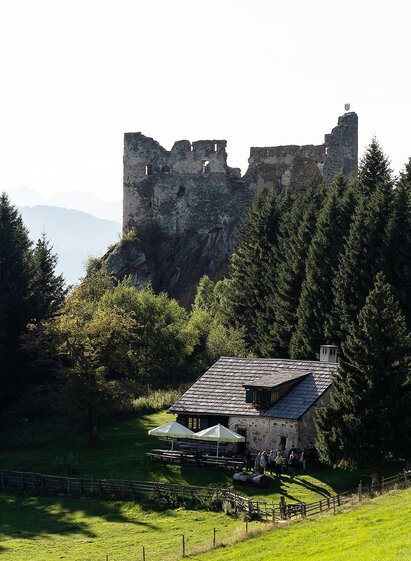 Steinschlosshütte neben der Burgruine | Alexander Trienitz | © Tourismusverband Murau
