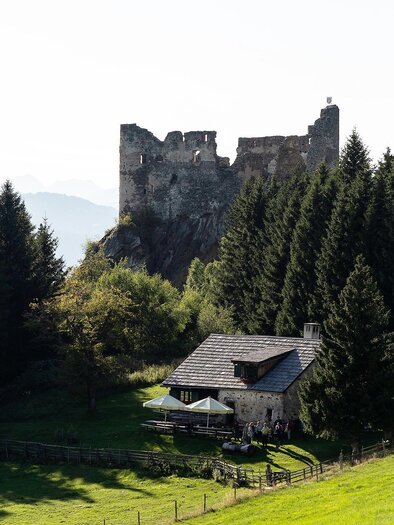 Steinschlosshütte neben der Burgruine | © Tourismusverband Murau