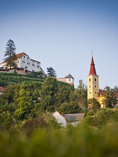 Blick auf Schloss Kapfenstein und Pfarrkirche | ©  Thermen- & Vulkanland