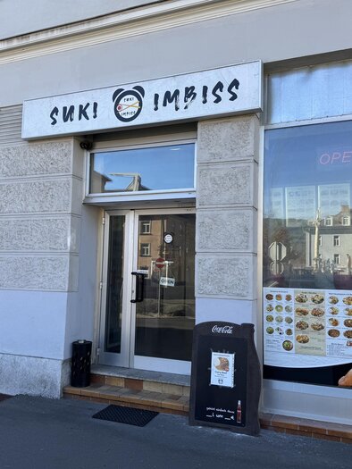 A snack bar called "Suki" with a modern entrance. The menu is visible and it is open. | © TV Hochsteiermark