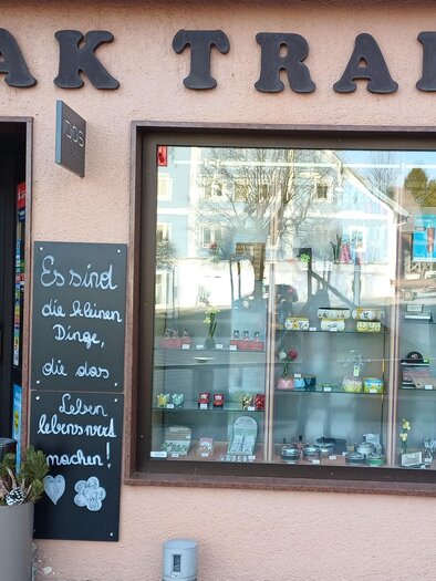 A shop with the sign "TABAK TRAFIK". The windows display various products, and the entrance area is invitingly designed. | © Aussenansicht