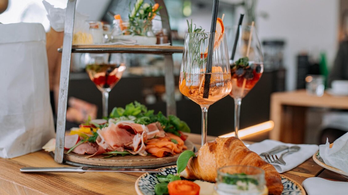 Aufgetischter Brunch im Tagescafé Freiblick Graz mit Croissant, Schinken, Lachs, Aufstrichen und Aperitif-Drinks | © 5komma5sinne - Rene Strasser Fotografie