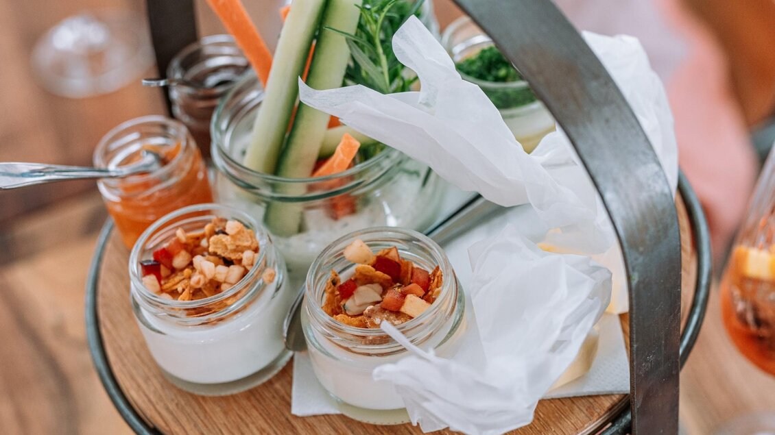 Bunte Brunch-Etagere im Tagescafé Freiblick Graz mit frischem Gemüse, Joghurt und Aufstrichen in kleinen Gläsern | © 5komma5sinne - Rene Strasser Fotografie