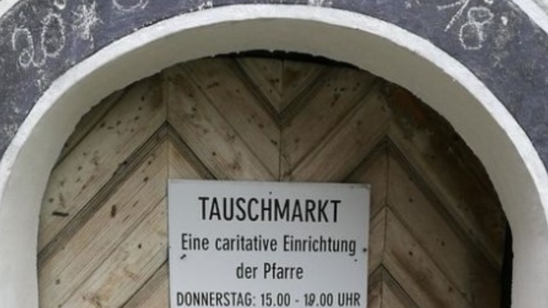Ein Eingang zu einem Tauschmarkt mit einer Informationsbeschilderung. Der Markt ist eine karitative Einrichtung der Pfarrgemeinde und findet donnerstags von 15:00 bis 19:00 Uhr statt. | © Pfarre Bad Aussee