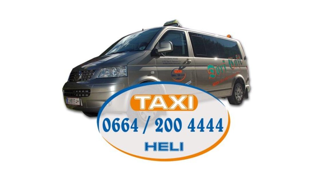 Ein Taxi mit einer silbernen Karosserie. Die Telefonnummer und der Name „Heli“ sind gut sichtbar. | © Taxi Heli