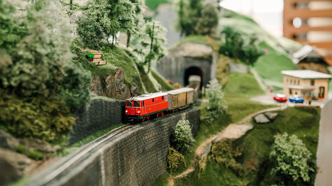 Eine maßstabsgetreue Modellbahn-Anlage ist im technischen Eisenbahnmuseum Lieboch aufgebaut. Im Hintergrund ist ein Tunnel und einige Gebäude zu sehen. | © Mias Photoart