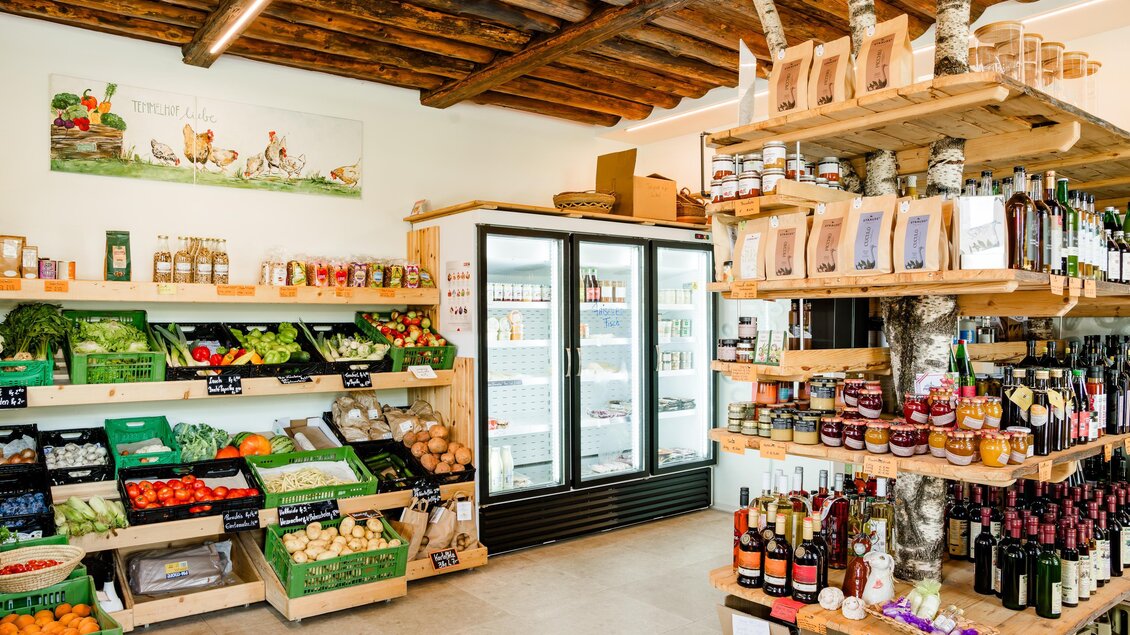 Ein einladender Lebensmittelladen mit frischem Gemüse und Obst. Regale sind mit verschiedenen Produkten, darunter Getränke und Konserven, gefüllt. | © Region Graz - Mias Photoart