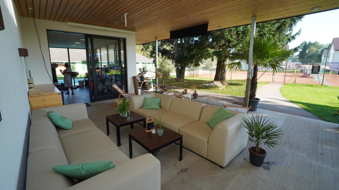 Eine gemütliche Terrasse mit modernen Möbeln und Pflanzen. Im Hintergrund ist ein gepflegter Garten zu sehen. | © Kerim Sijercic