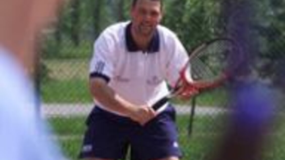 Ein Mann spielt Tennis auf dem Platz. Er lächelt und bereitet sich darauf vor, den Ball zu schlagen. | © Kurkommission Bad Blumau