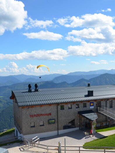 Terzerhaus mit Paragleiter | © Bergbahnen Mitterbach