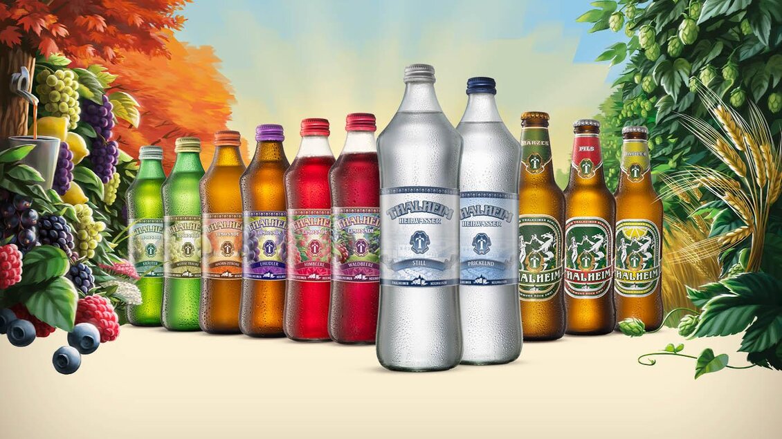 Eine Auswahl an bunten Getränkeflaschen steht vor einem farbenfrohen Hintergrund mit Früchten und Pflanzen. Die Flaschen sind in verschiedenen Farben und Größen angeordnet. | © Thalheimer Heilwasser GmbH Brauerei
