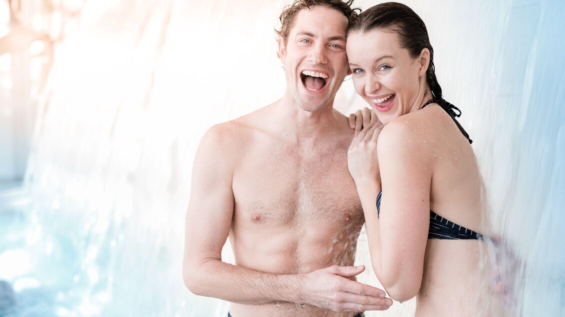 +30_Pärchen_Wasserfall_04 | © Hotel & Therme NOVA
