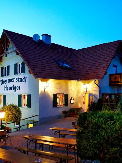 Thermenstadl Heuriger bei Nacht | © Thermenstadl Heuriger